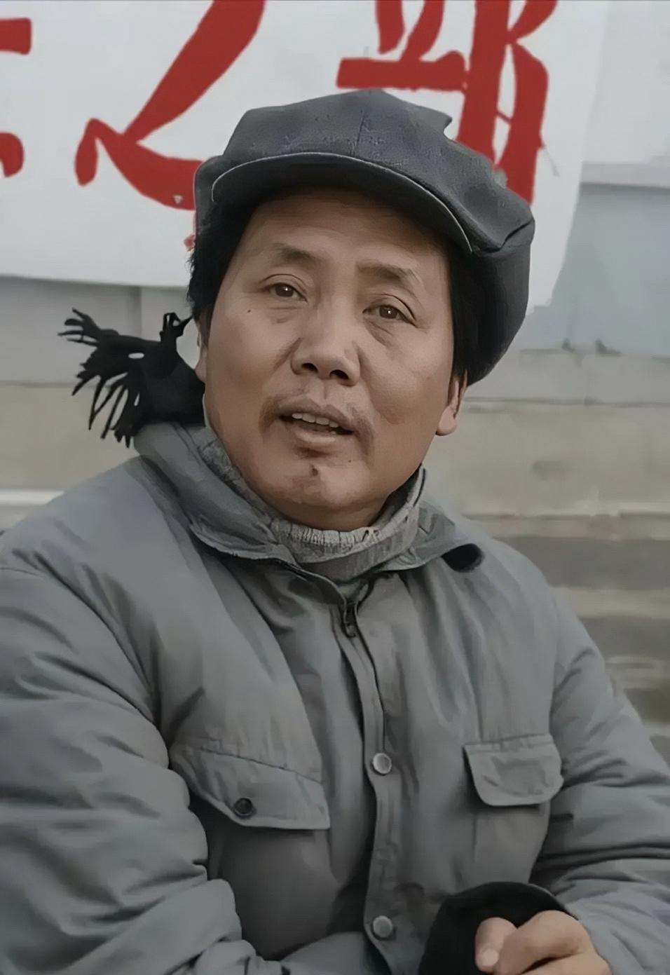 【补充】：下图是毛泽东刚刚从延安撤出不久后所拍，照片拍摄时间是1947年，当时，