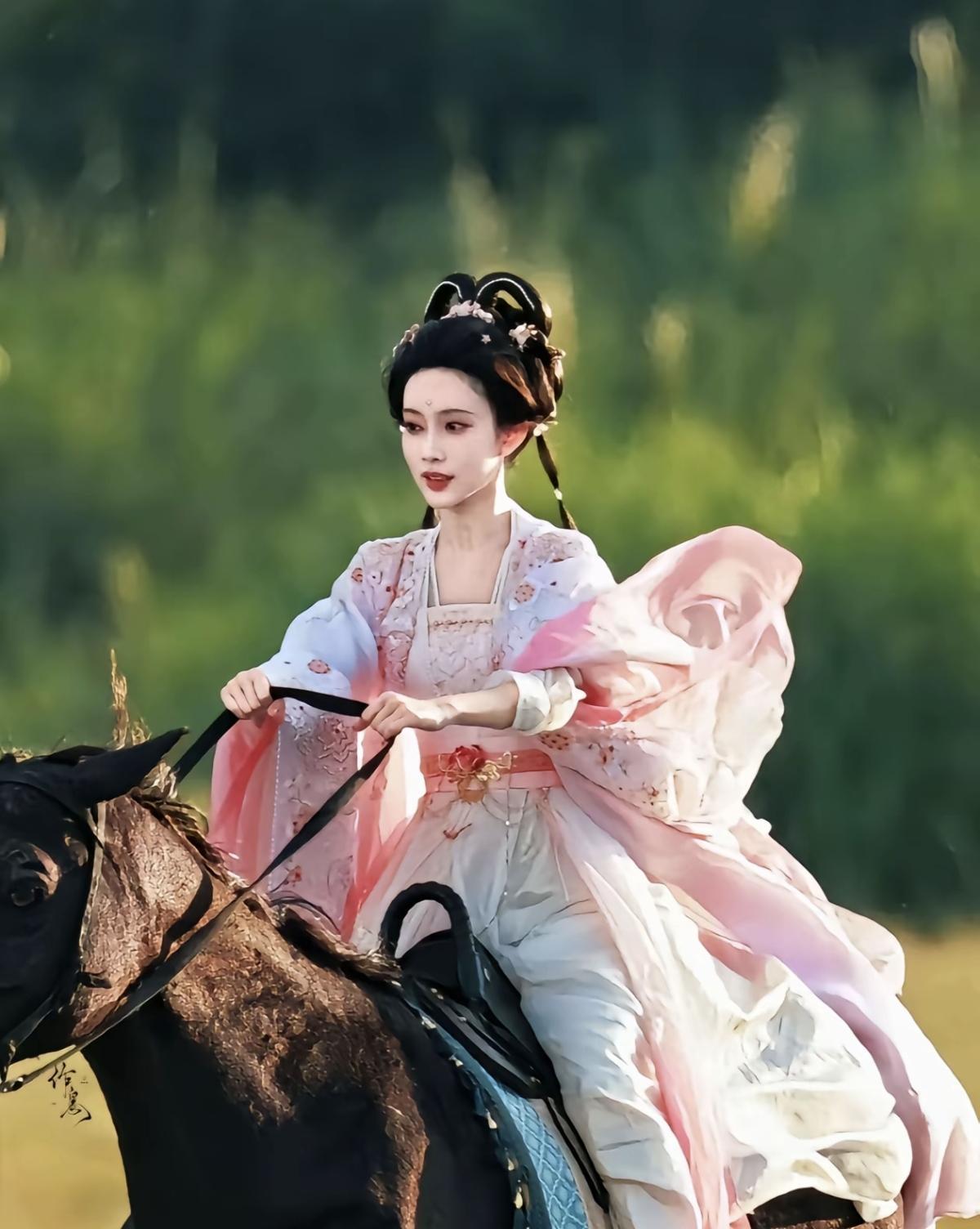 这是那个受万千宠爱，才貌双绝，被人放在心尖尖上的暮晚摇，是那个快乐无忧的小公主，