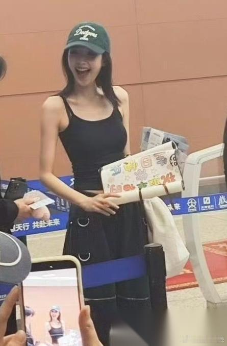 孙怡170cm，90斤，瘦得肩膀骨头凸出来好吓人了。又瘦又干瘪，还要穿得这么暴