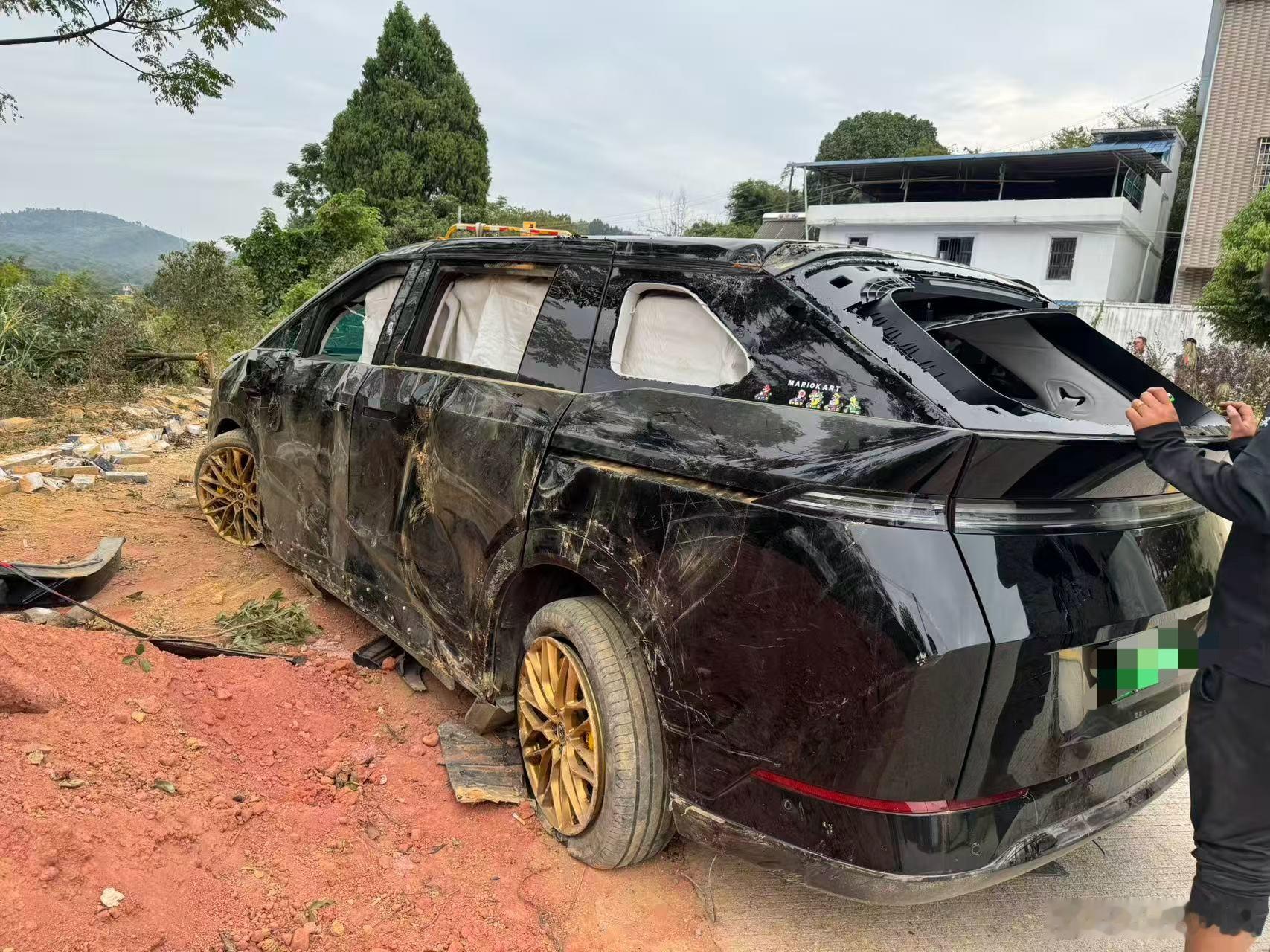 这是一台有故事的X9纯电的技术含量在极端情况下见真章。比如，这车被干成