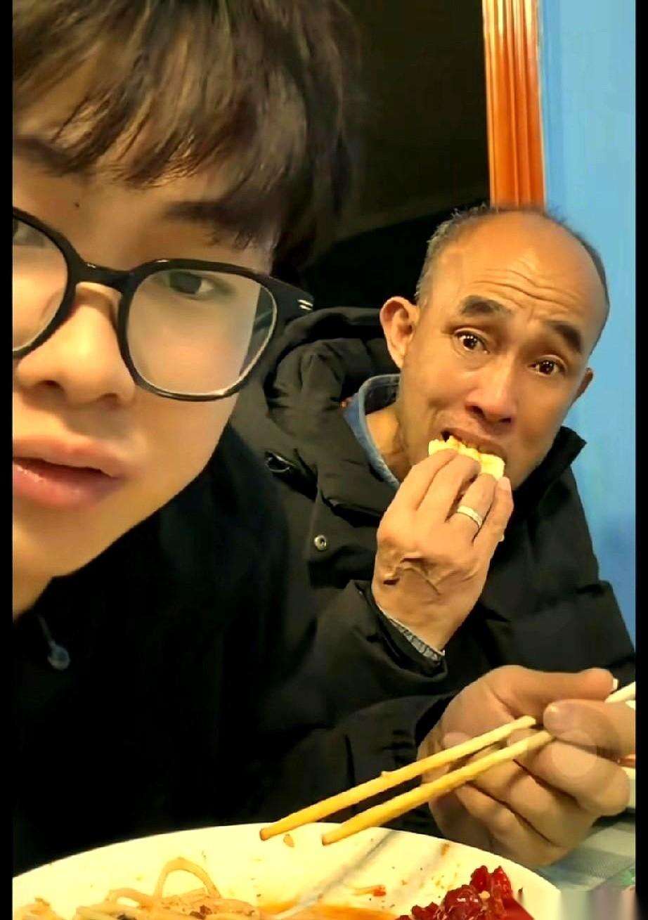 网红子安要把新房盖回村里，给他爸养老。可镜头一转，他爸的眼神却四处躲闪，嘴巴抿得