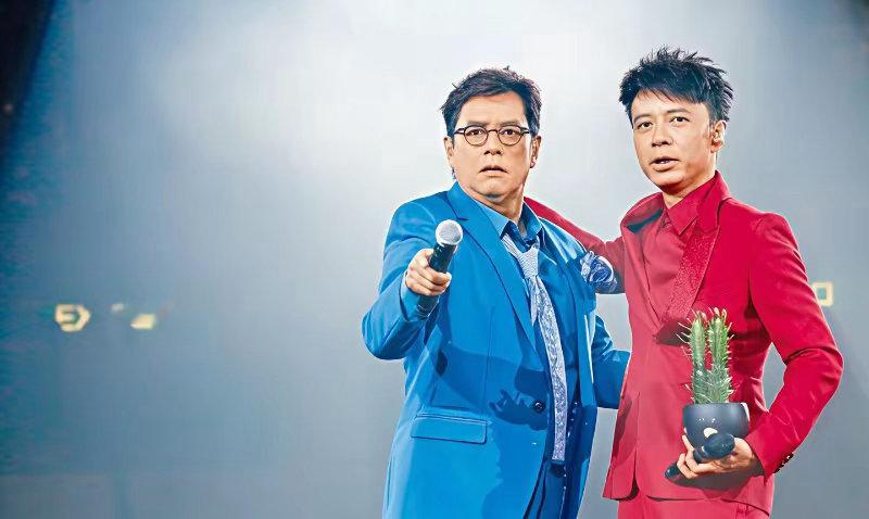 谭咏麟演唱会现场，观众席里的李克勤被当众喊上台，两人时隔十一年，同台合唱经典歌曲