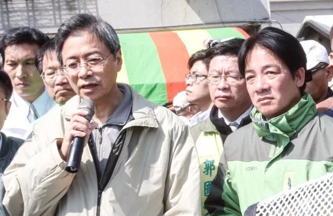 花莲马太鞍溪堰塞湖溃堤造成重大灾情，桃园市长张善政日前也低调现身灾区，向救灾的桃