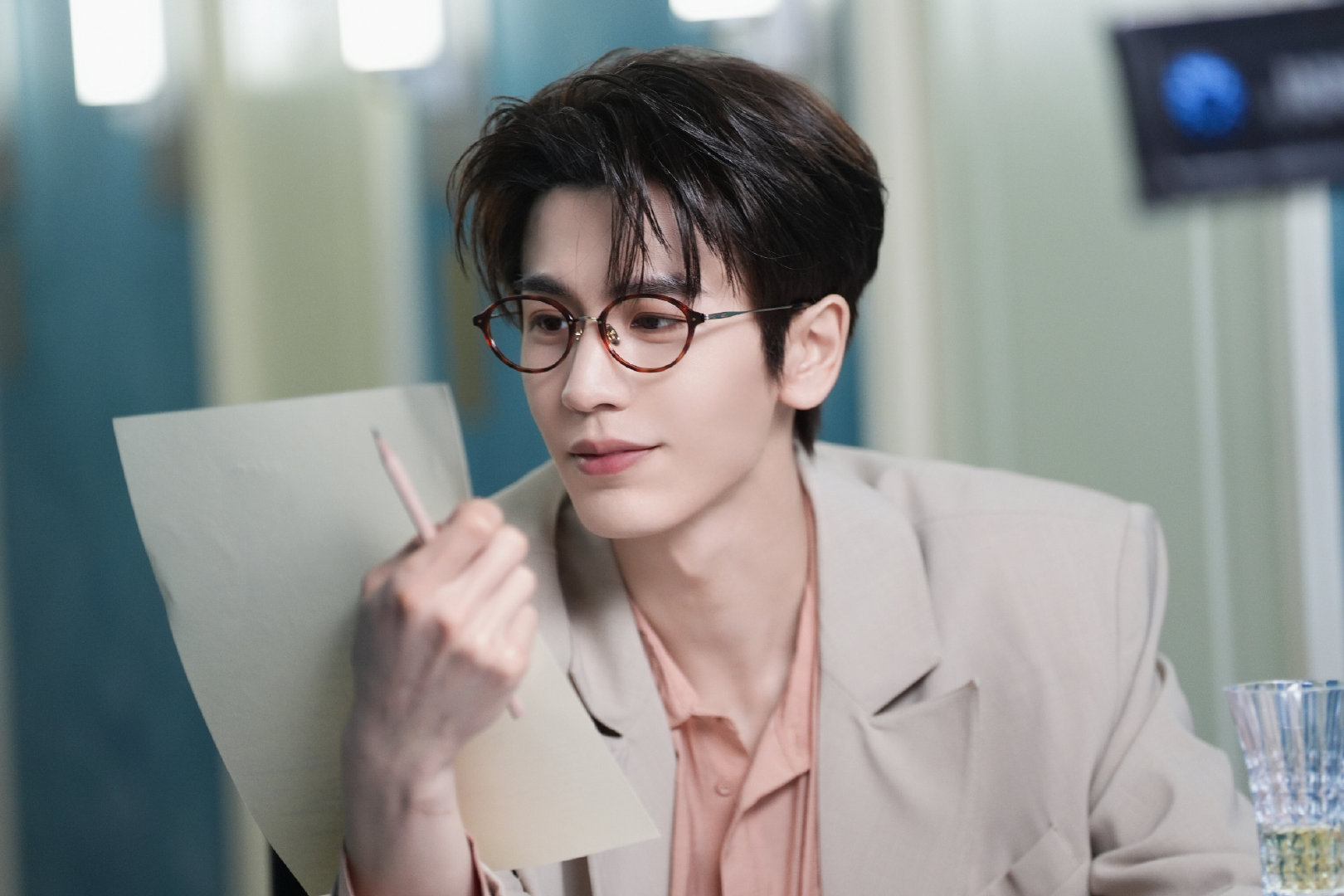 和张凌赫一同探索未来张凌赫可持续未来行动红色工装点亮田野，蓝色安全帽守护希望