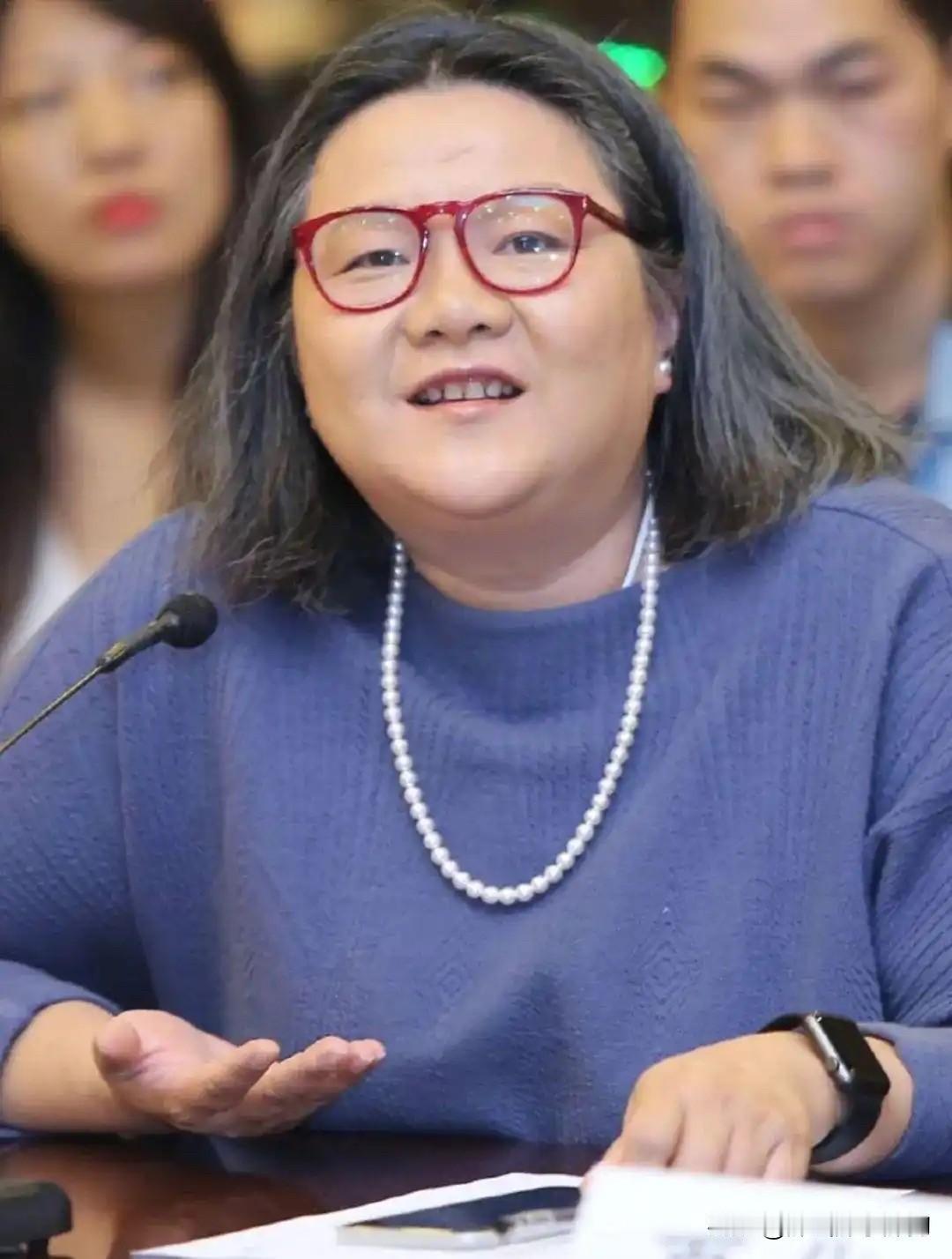 洪晃音频中谈一个很文艺，又有点绿茶的女作家。这个女作家嫁了一个外国人，长居在国外