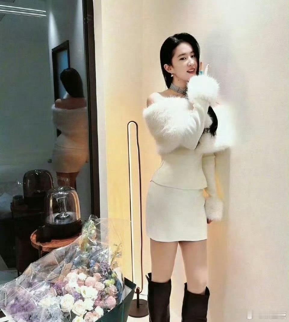 刘亦菲你要注意，背面的镜子给你反光了。​​​