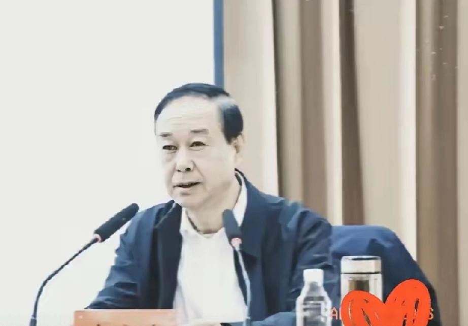 现在年轻人考个基层岗位，政审恨不得连你家亲戚犯过啥事都扒个底朝天。可你看看郑州