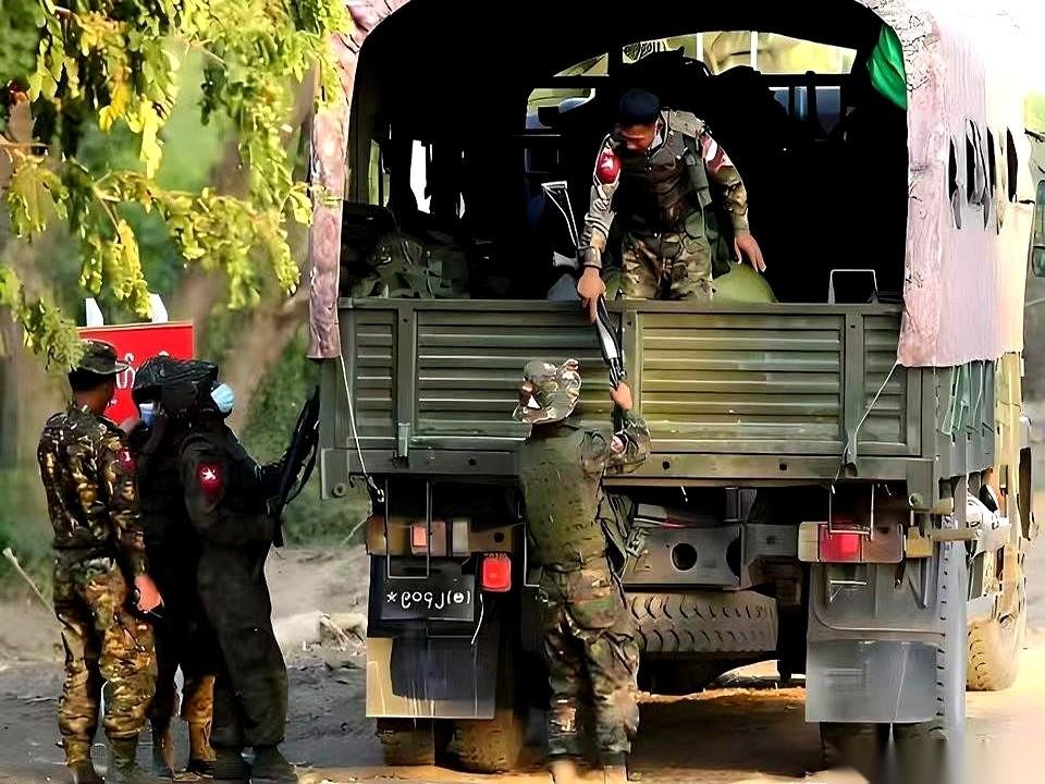 消息传来的时候我愣了一下。守着咱们皎漂港的缅军王牌，第11师，居然成建制地坐船