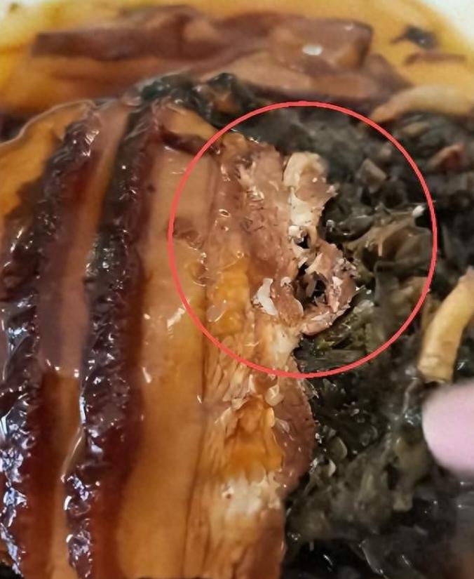大连这场婚宴最近刷遍网络实在太离谱！律师新郎花四万五千多订九桌近四千一桌酒席，提