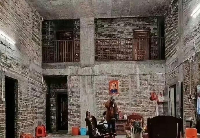 农村有不少这样的自建房，舍得建楼却不舍得装修。因为建楼是面子，装修是里子。很