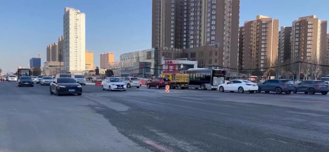 日前，连接西安、咸阳两市核心区的主干道——西咸大道实现主辅道全线通车。这一里程碑