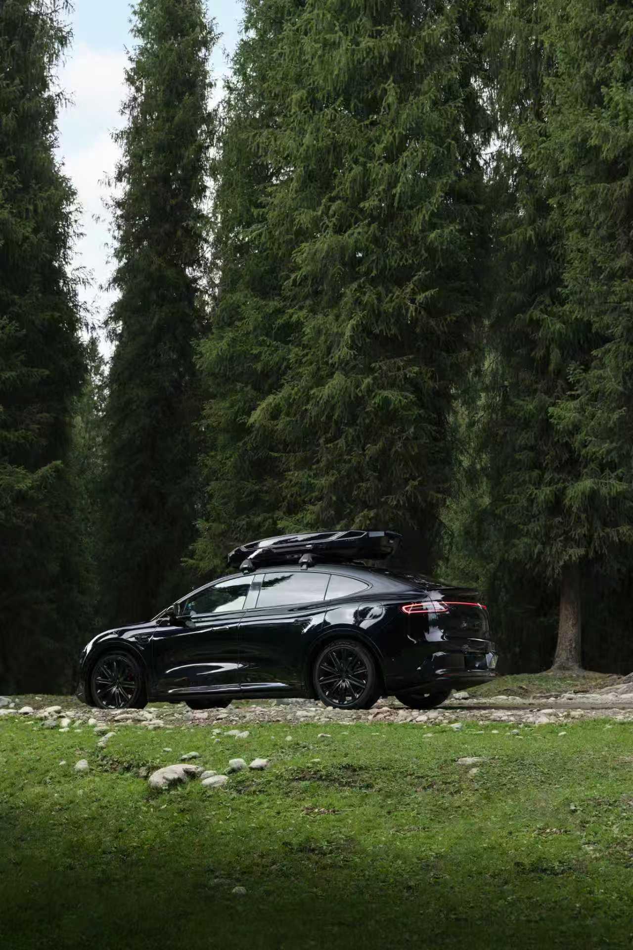 很多人以为纯电车天生安静，但一上高速，风噪往往成为最大噪音源。智界R7纯电Ult