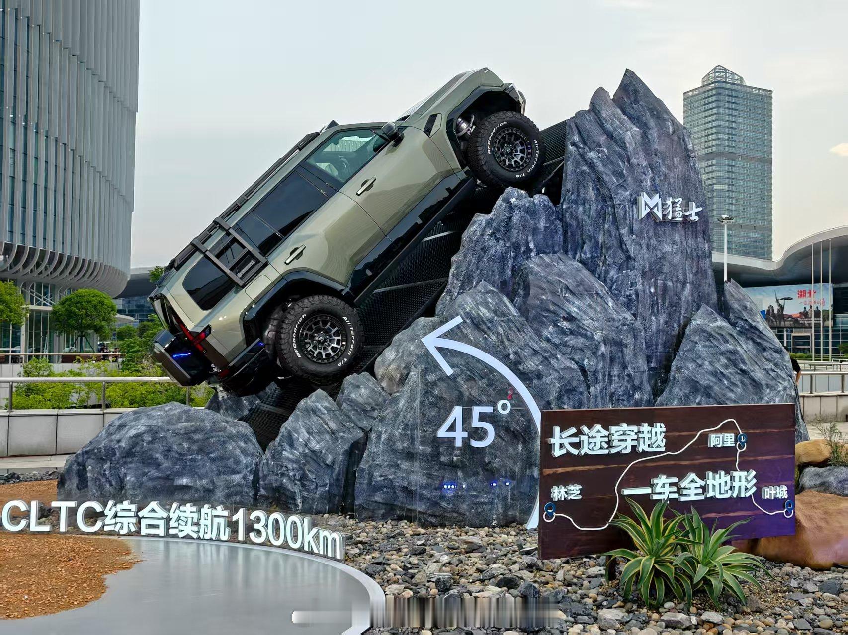 东风猛士联合华为推出的“智能越野第一车”猛士M817，匹配华为ADS4+鸿蒙座