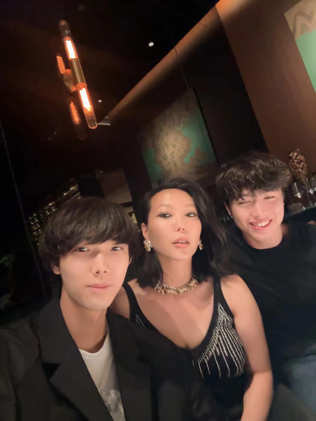 名媛万宝宝真会生活，她穿着华丽去高端酒吧，还有两位帅气小伙坐陪。她马上40岁了