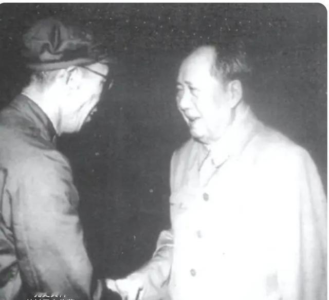 1967年3月，毛主席在接见解放军高级将领时，特地走到梁兴初面前。看到毛主席走过