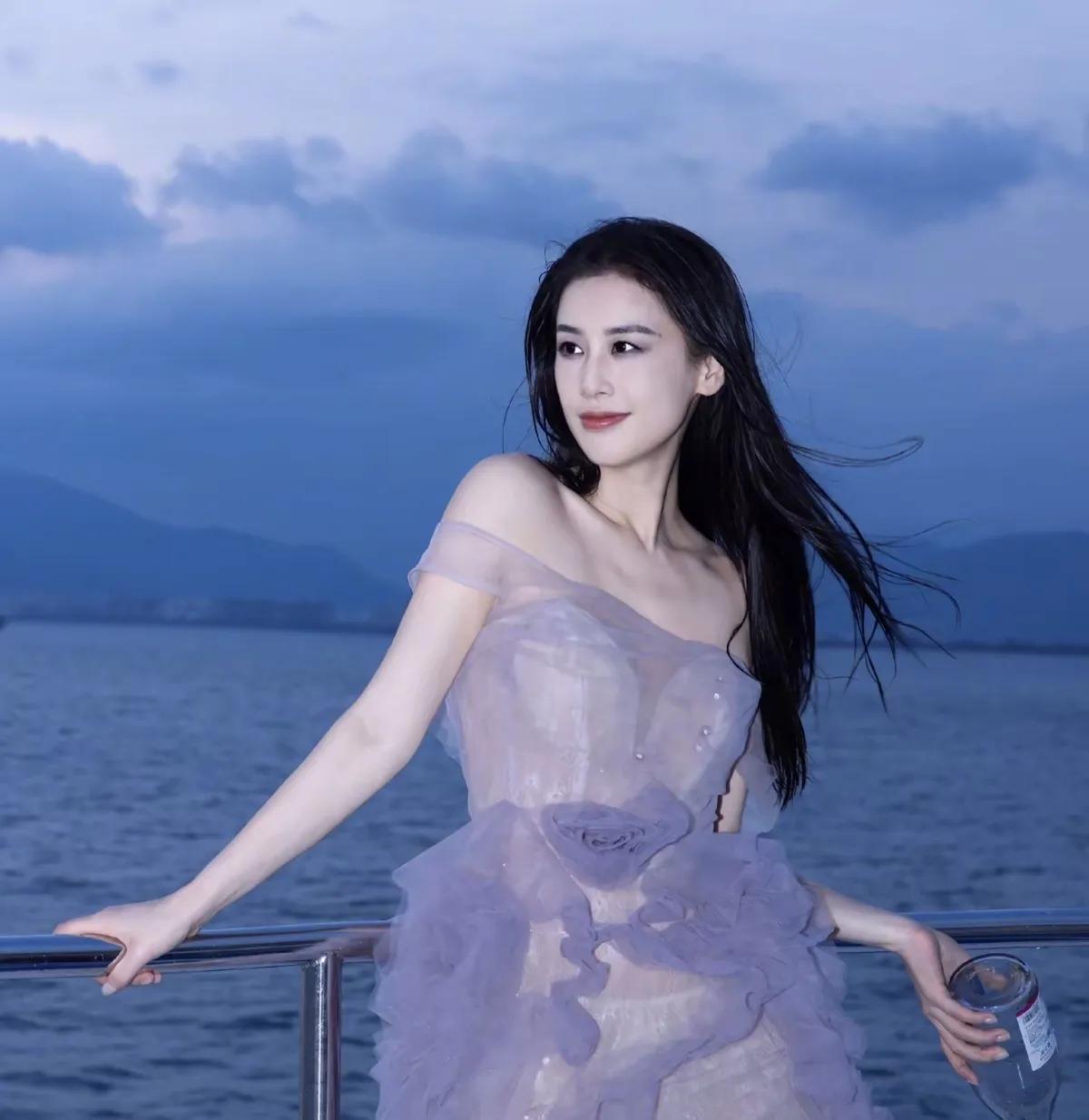 黄圣依：“就是我不能接受我自己，人躺在那里什么事都不干，看看手机，玩一下或者就什