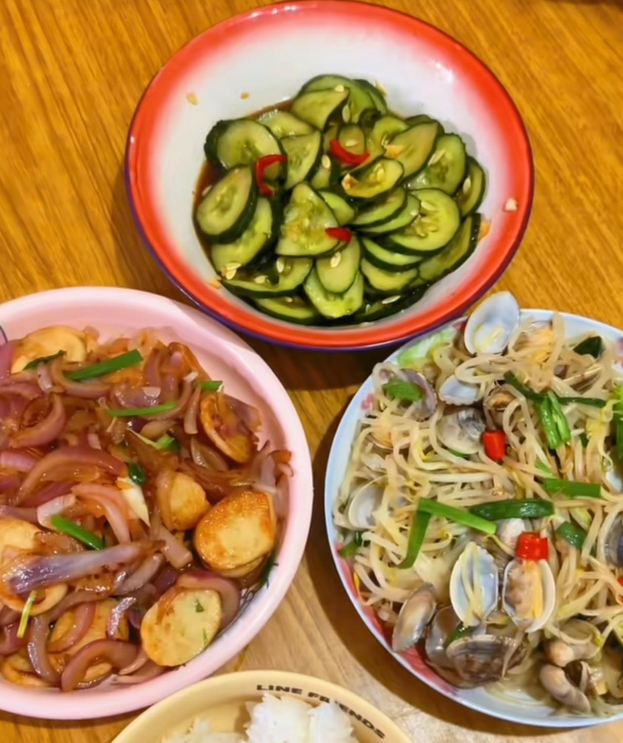 我妈在农村生活了一辈子，做饭习惯用地锅柴火灶。平心而论，她的厨艺确实比不上