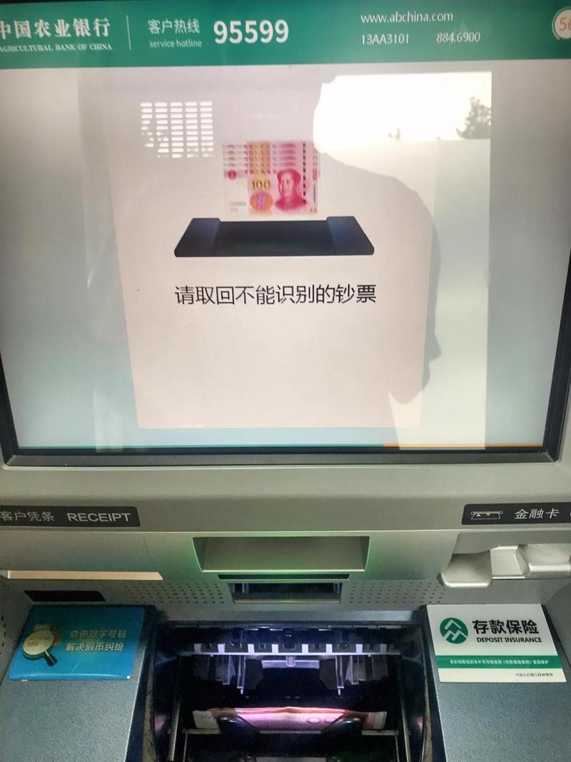说真的，这事儿最魔幻的不是ATM白吐钱，是22岁山西小伙真敢连续取171次，拿走17万。换你站那台机