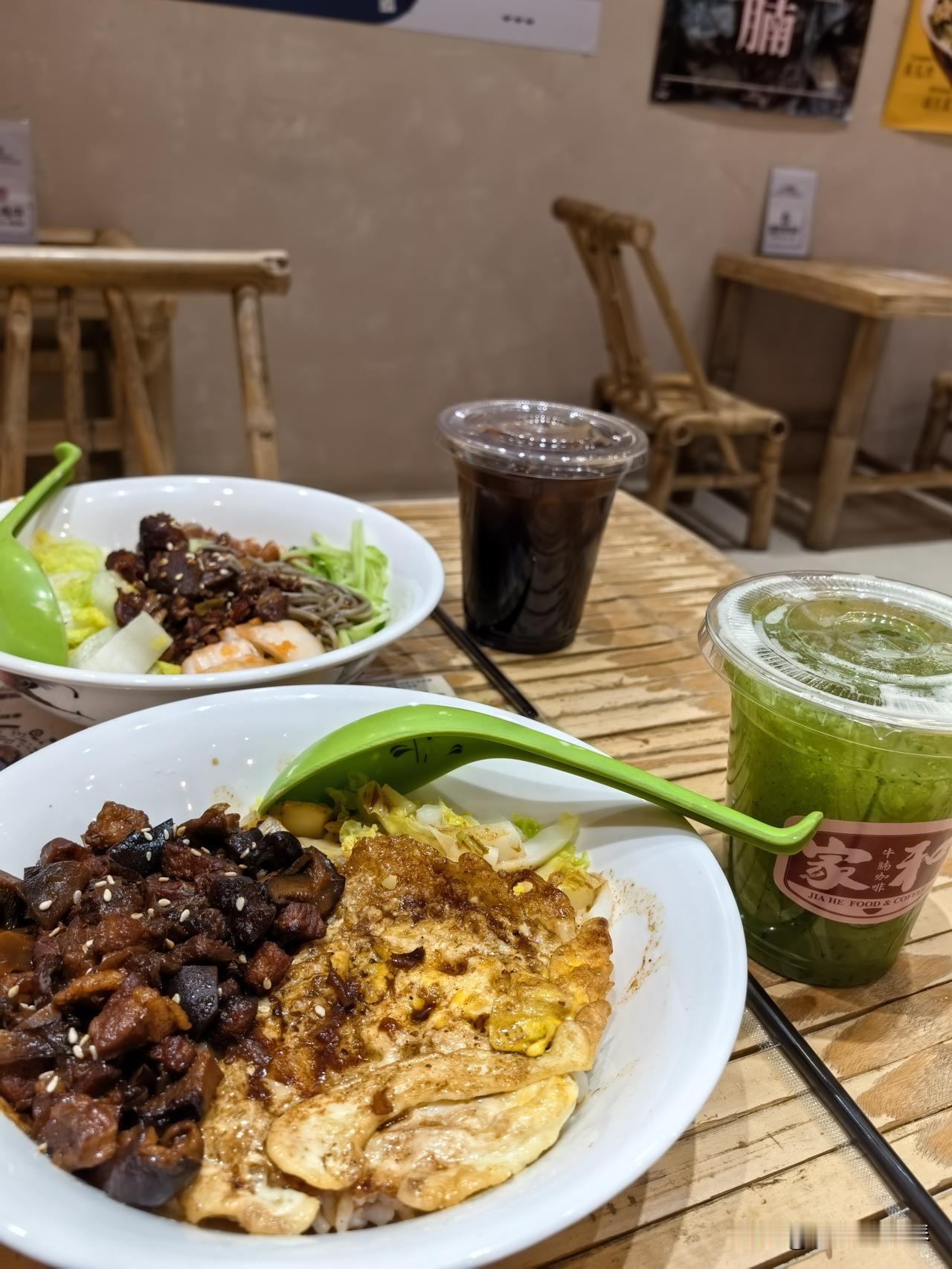 原来牛腩和咖啡，也这么配！！发现一家味道不错的苍蝇小店，空间不大，但氛围很温馨。