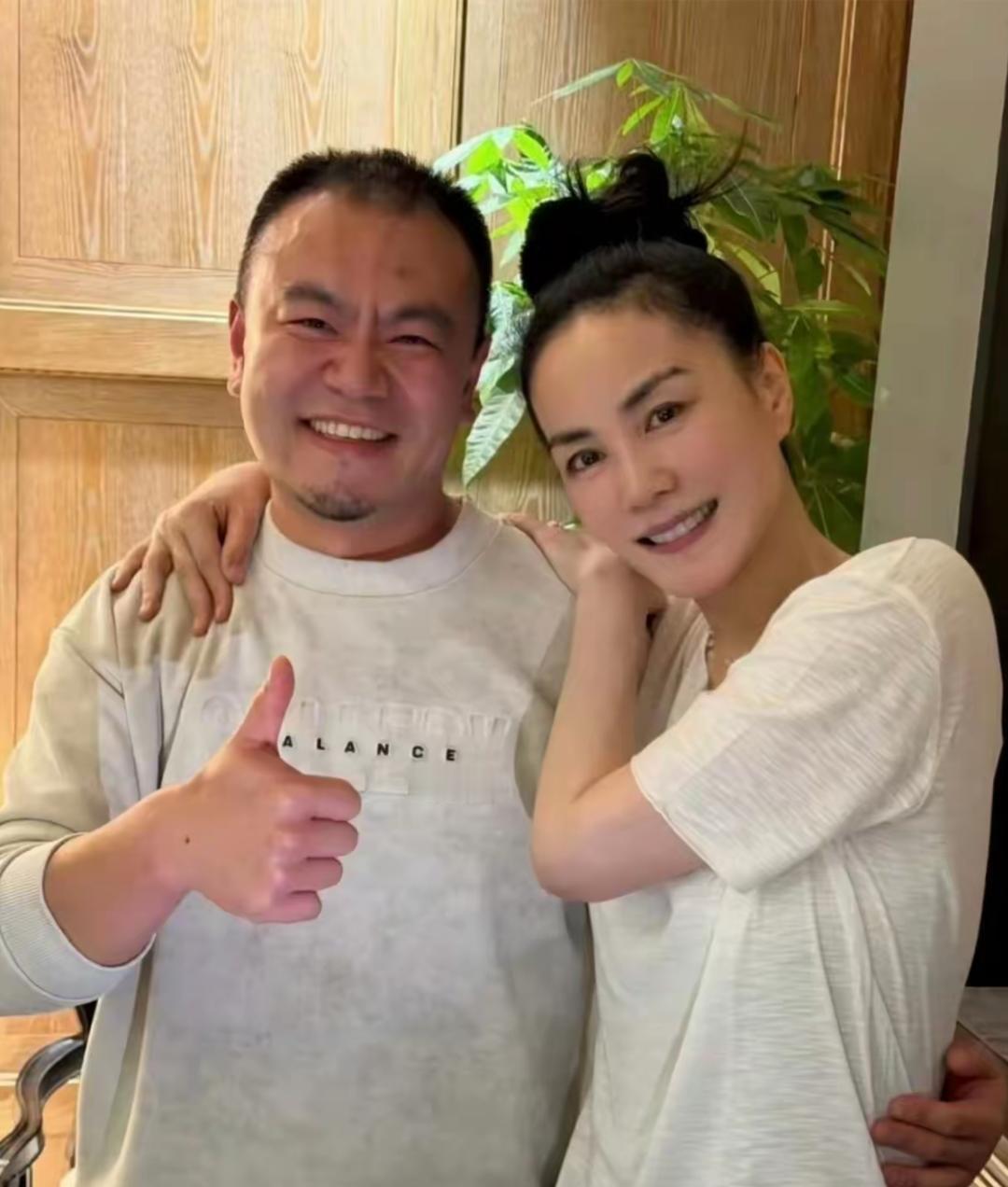 5月13日，天后王菲突然冲上了热搜，原因是她和录音师同框，录音师一只手搂着王菲，