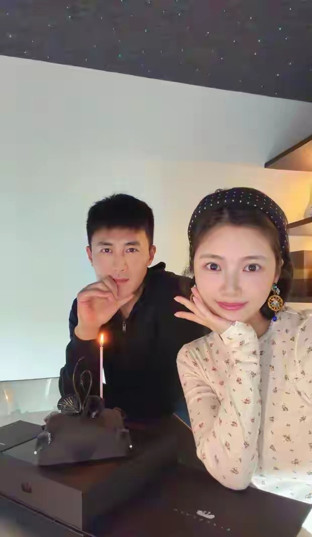 王灿晒与老公杜淳庆生合照：祝我们生日快乐！