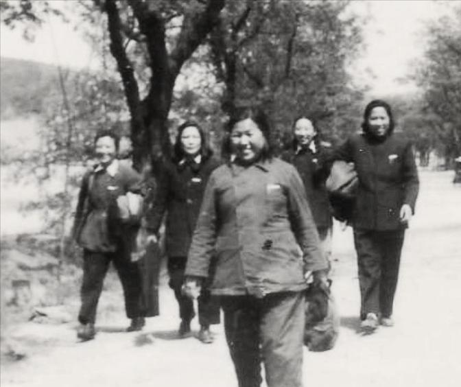1949年11月，国民党军暂五军军长喻英奇顽固不化，妄图死守廉江城。当天，喻夫人