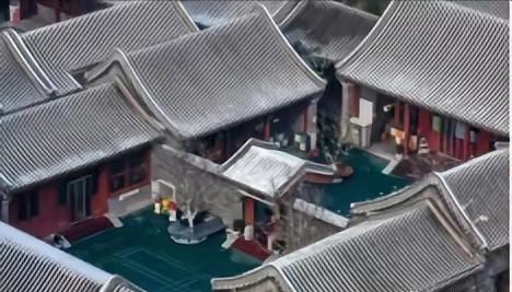 1991年，杜月笙的儿子来到北京，想要收回父亲当年购置的四合院，然而，所有住户都