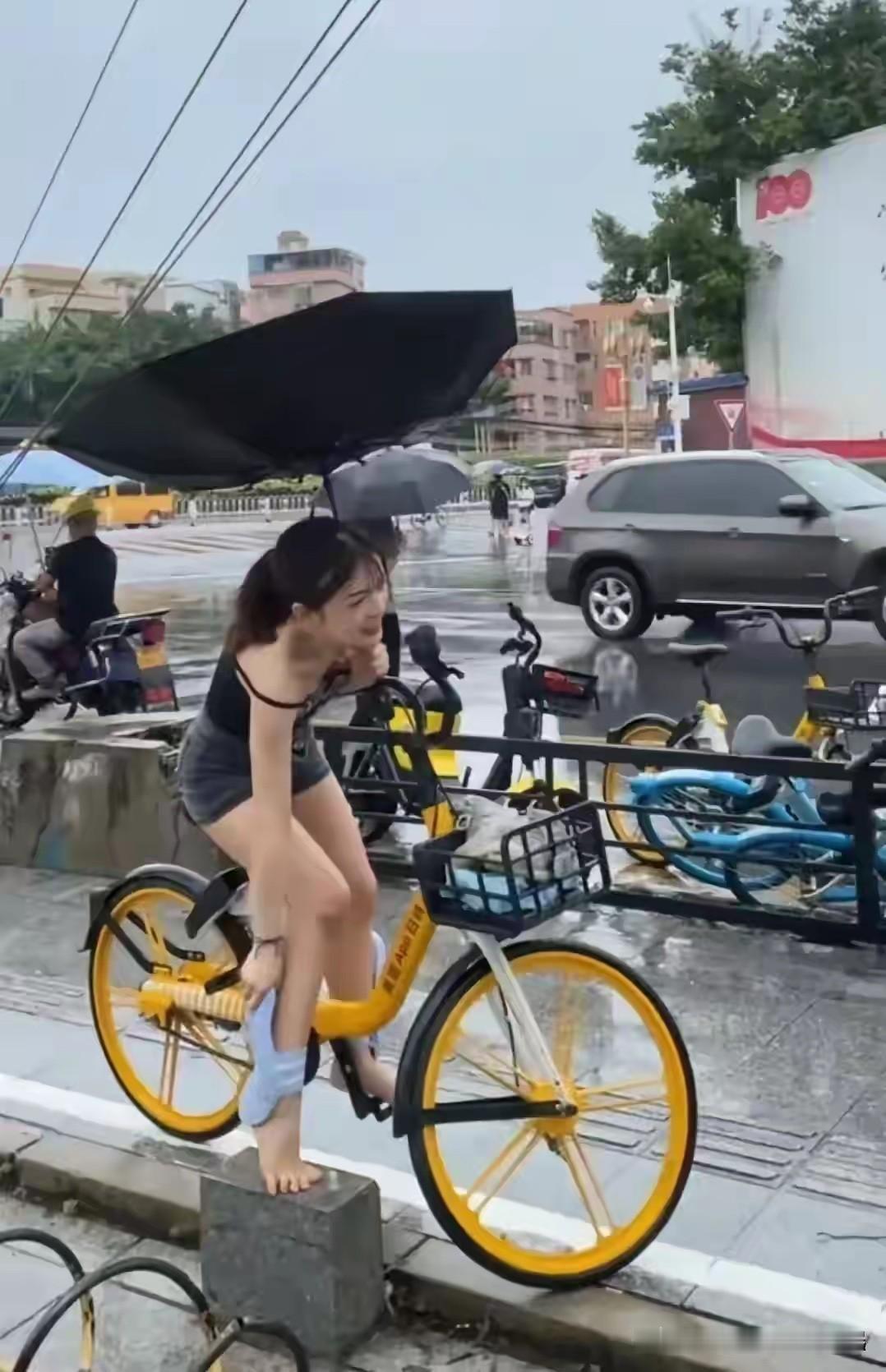 这姑娘真倒霉，估计想哭的心都有了