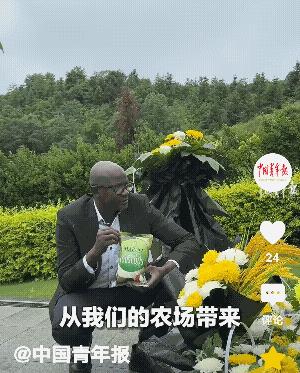 在2025年6月的一天，长沙唐人万寿园里，47岁的冈比亚农场主穆萨·达博，手里紧