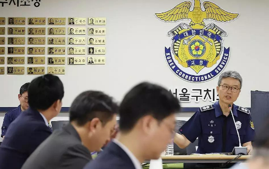 31日上午韩国首尔拘留所就前总统尹锡悦以健康为由拒绝特别检察官传唤调查一事表态，