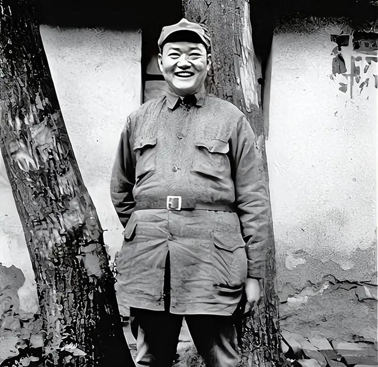 1941年初夏的一个晚上，700多名凶狠的日寇精锐偷偷潜入罗炳辉师长驻扎休息的村