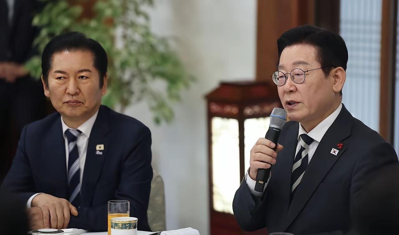 ​韩国总统李在明遇到了前所未有的尴尬，原定李在明和两党的党首进行相应的会晤和餐宴