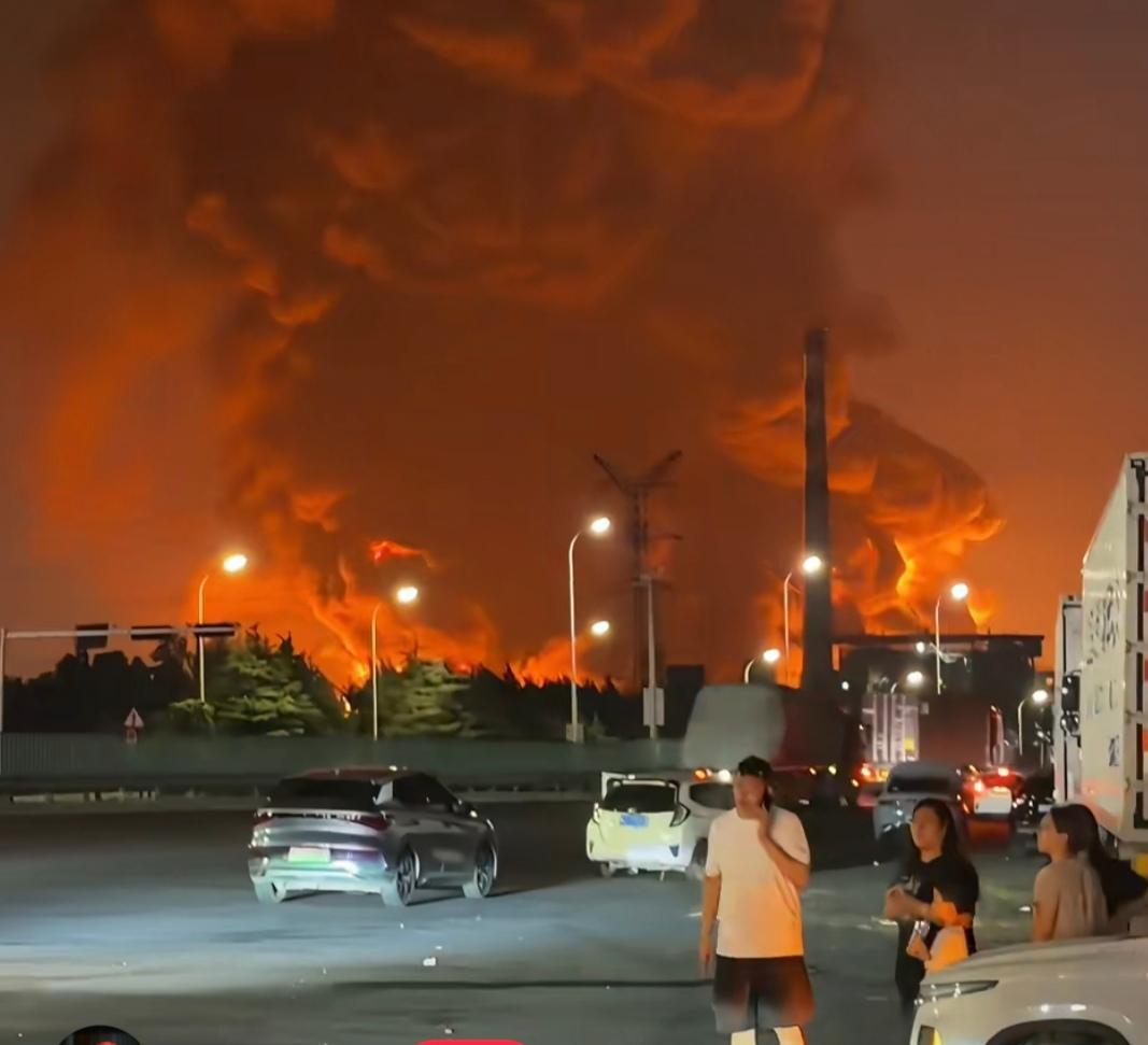 见过怕死的，但没见过这么不怕死的，青岛橡胶厂起🔥，居然有一些人偷偷地凑近围