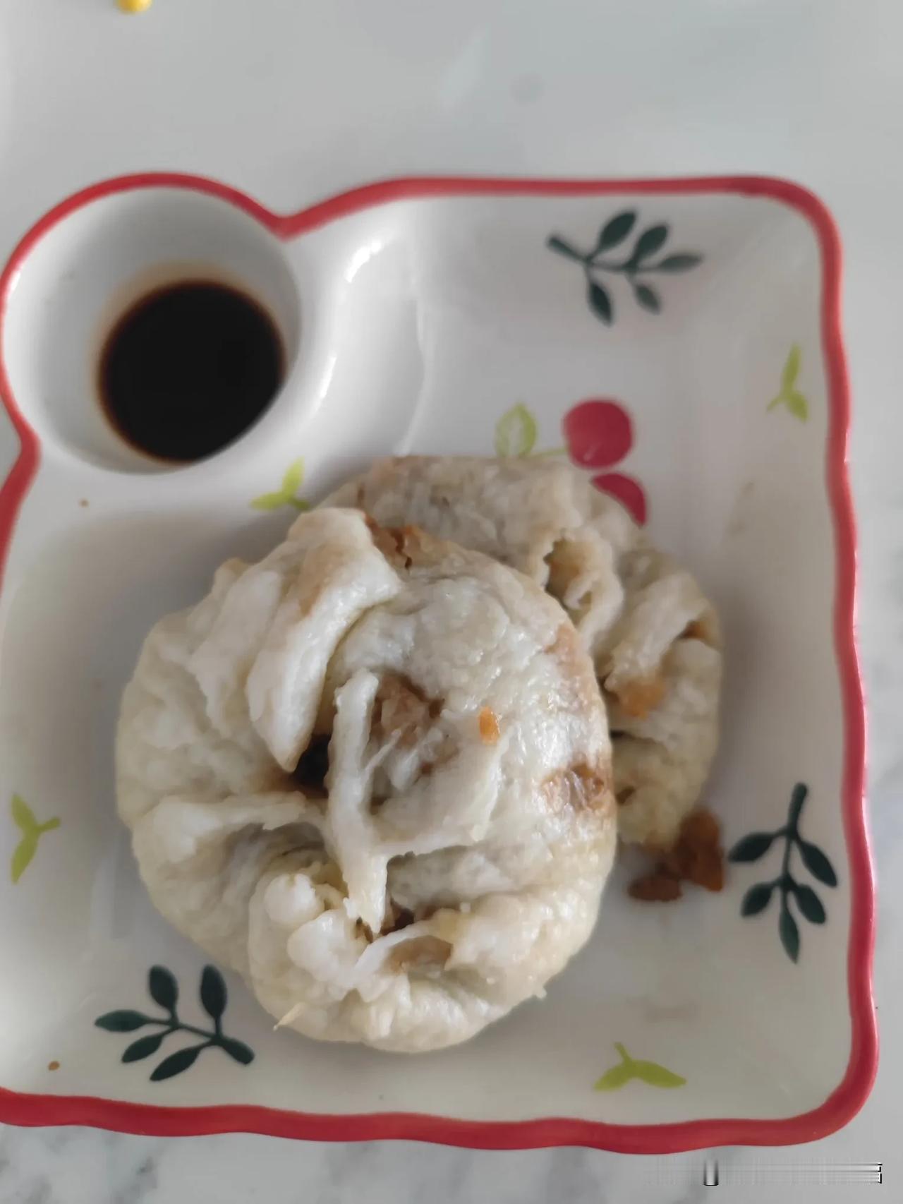 今天星期六，孩子自己做的早餐。哦，当然是一部分是他做的，就是鸡肉肠和鸡蛋。蘸的这