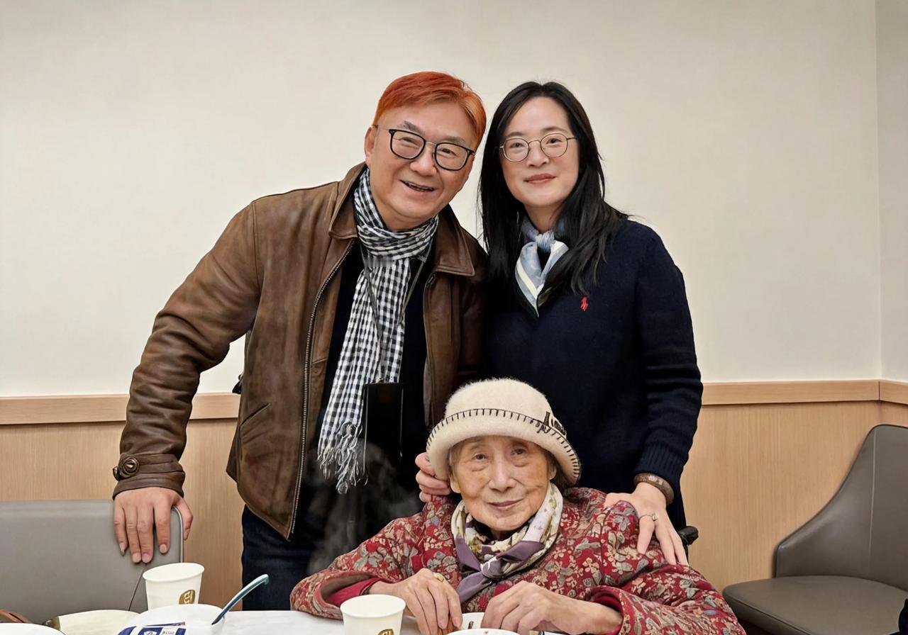 70岁儿子陪102岁母亲，养老院里的团圆，背后藏着什么真相？70岁的儿子，带