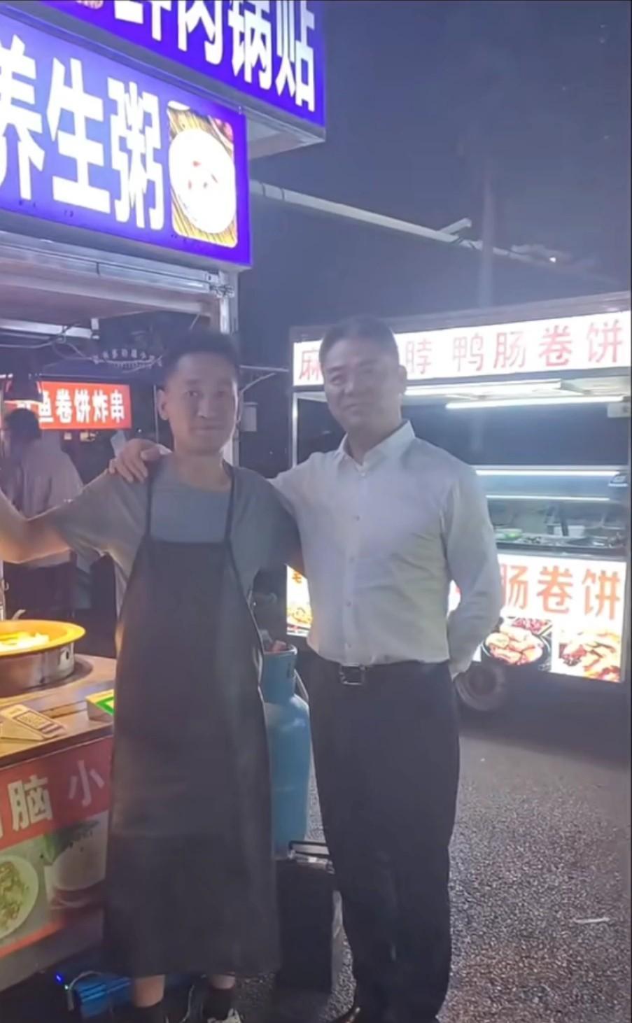 怪不得宿迁人都支持刘强东，实在是让人难以不支持。就说昨晚他在夜市用餐时，有个摆摊