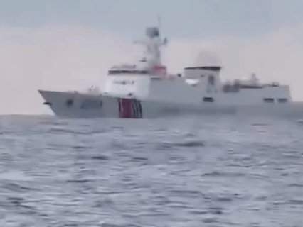 高市早苗刚赢下众议院，日本海保船就去钓鱼岛了，结果碰上了052D版海警船日前