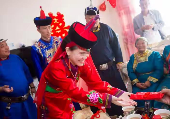 旅游总能带来意想不到的故事。广东小伙自驾去锡林郭勒草原，导航失灵迷了路，误打误撞