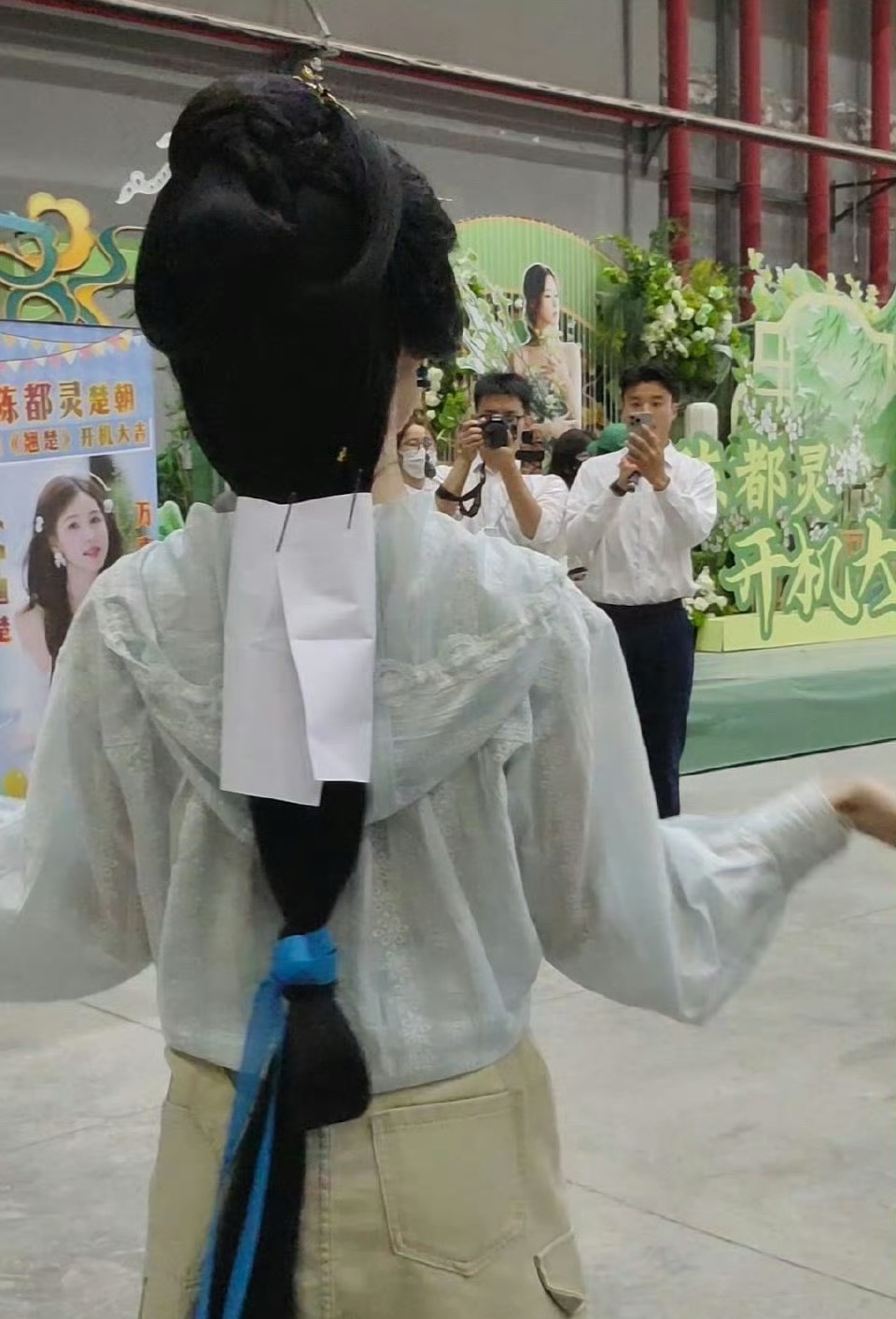 陈都灵楚后路透，落地汉了，和折腰小乔的发型一个样式。​​​