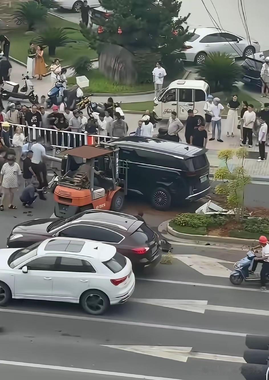 安徽广德女司机车祸，直接带走2个孩子，一个10岁，一个3岁。孩子母亲现在重症监护