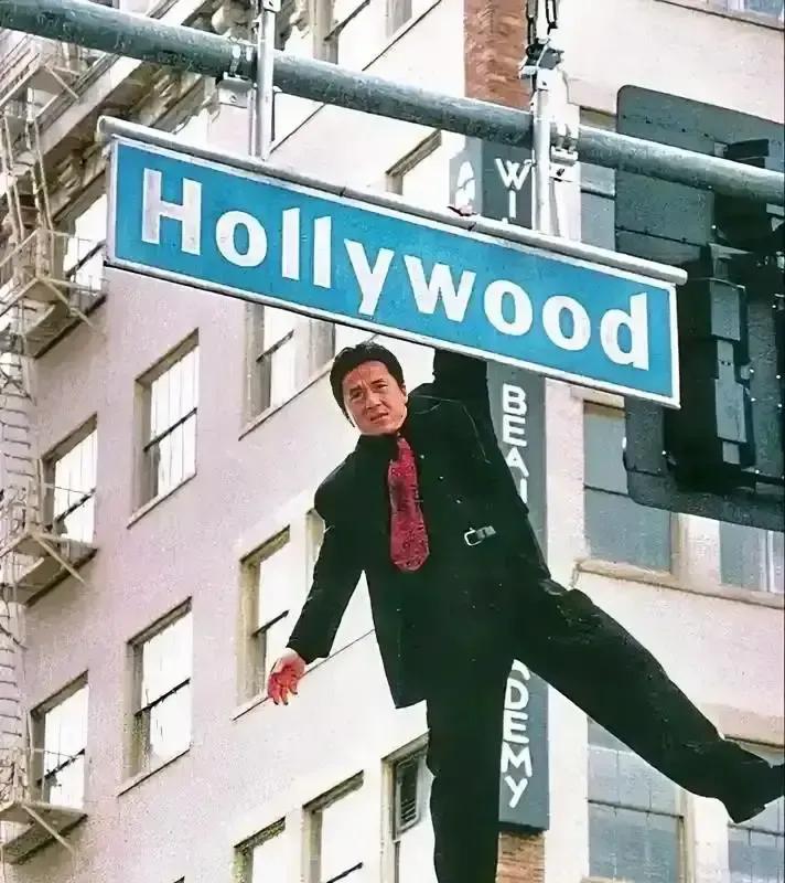 成龙71岁还要拍尖峰时刻4，我第一反应是膝盖替他疼。消息说项目卡了八年，因为老搭