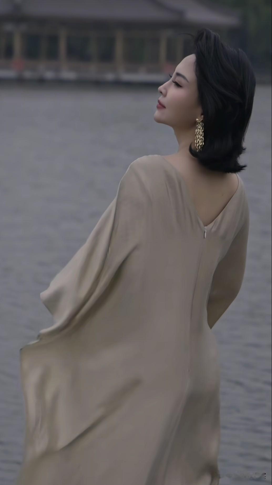 有美一人兮，独立秋风。有美一人兮，推门款款而入。