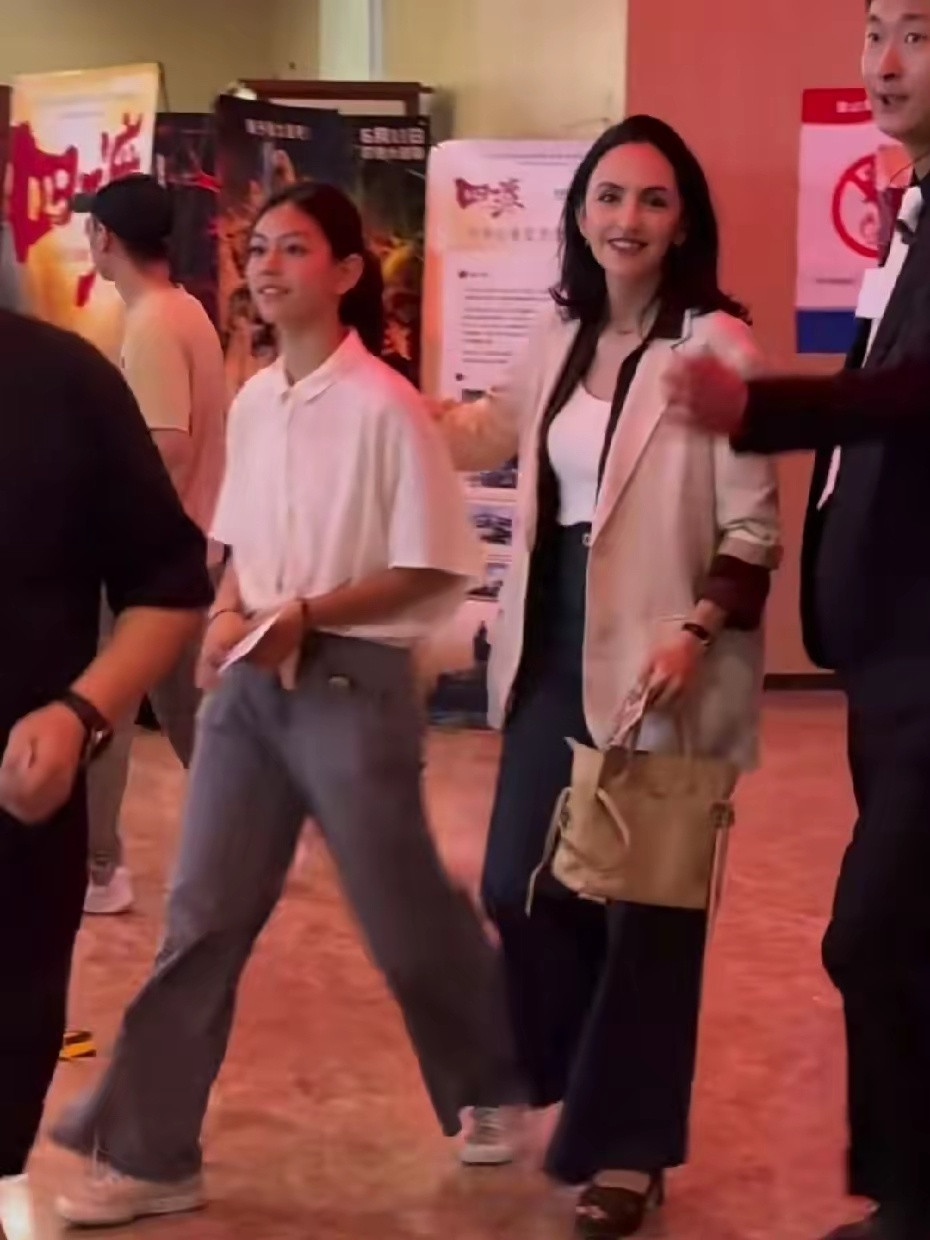 刘烨太太带女儿现身电影院，捧场老公刘烨的新电影！霓娜个子好高啊，继承了老爸刘烨的