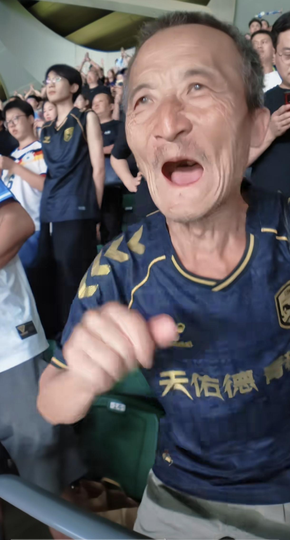 可爱的兰州球迷不远千里，奔赴北京工体为自己喜爱的球队加油助威，虽然球队输了，但我
