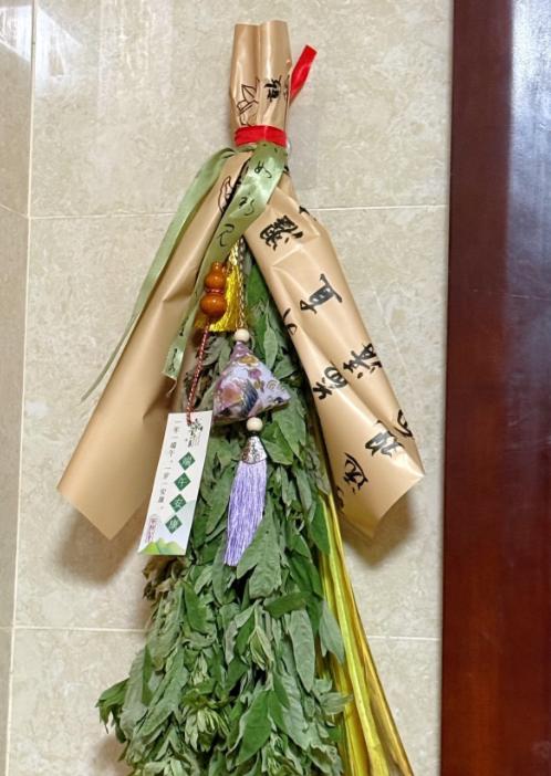 最近发现个反常的现象马上就是端午节了，很多人现在都开始挂艾草了，特别是不少年
