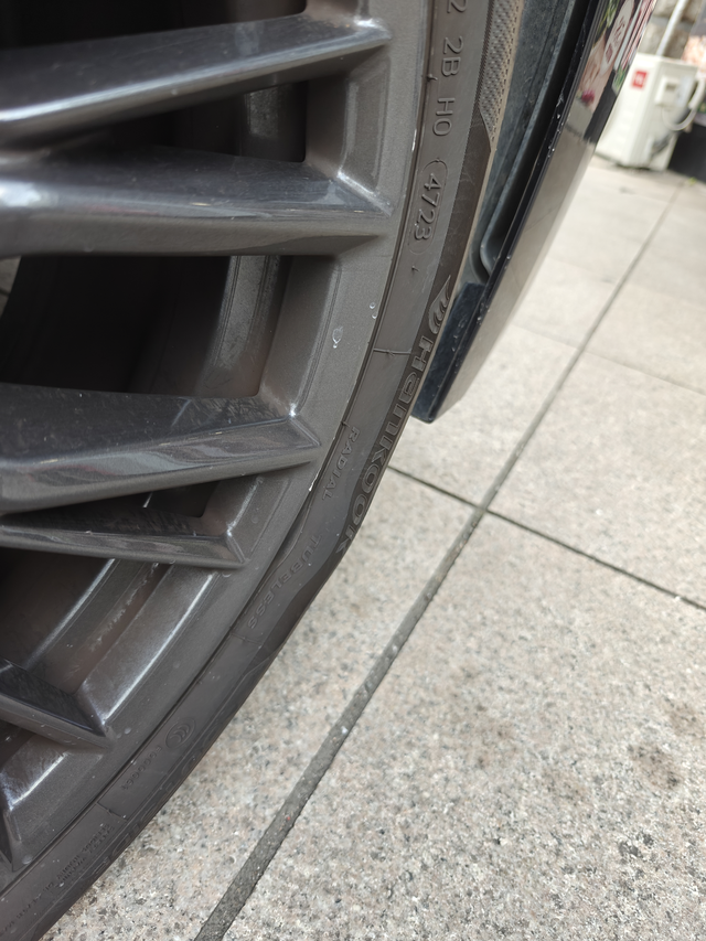 一年多两条胎鼓包右前轮鼓包开裂换了胎。今天又发现右前轮鼓包韩泰也太垃圾了吧