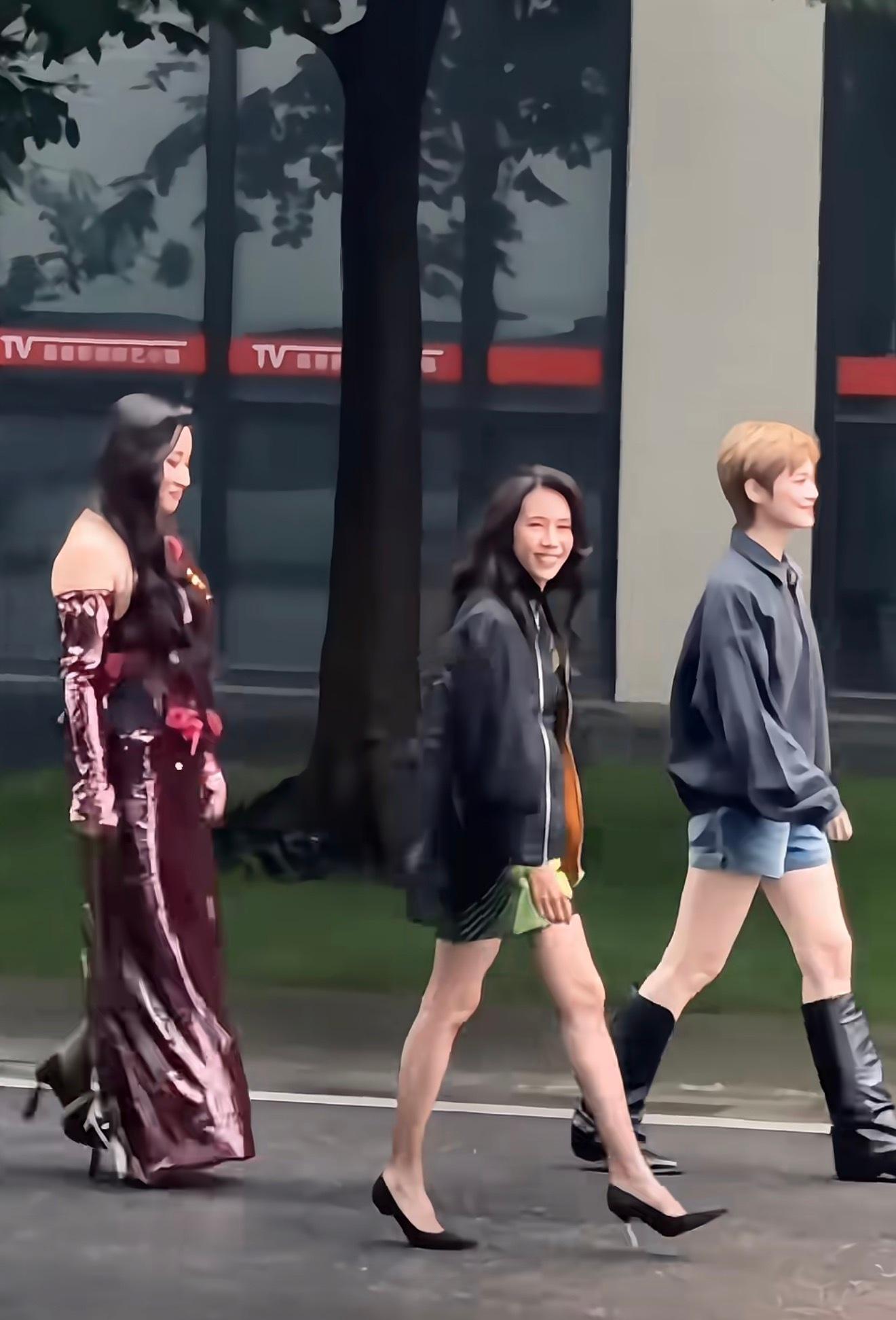 莫文蔚的美腿不愧是上了保险的，年龄比李宇春、锤娜丽莎大了快一代人，但丝毫不逊色。