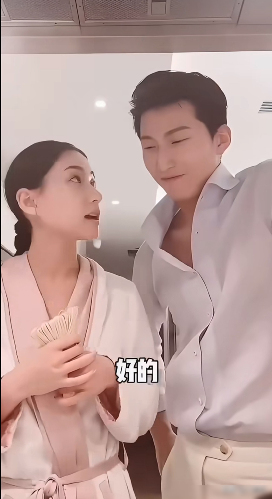 窦骁又没去三房的局。结婚一年半，巴厘岛那场婚礼办了，人还是没进去。何超莲晒的合照里，家族悼念、庆生、
