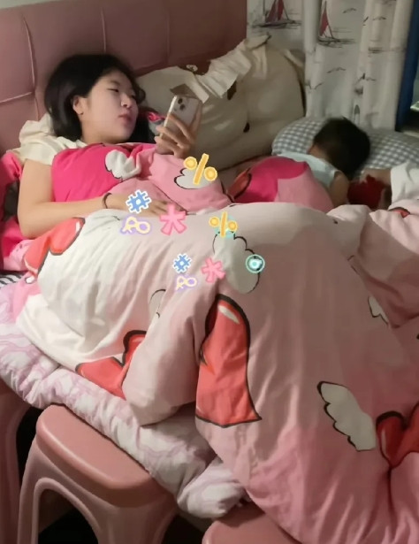 妈妈一句话，引得女儿开喷，妈妈确实过分了，喷的有道理，高低弄个大床啊！妈妈推开