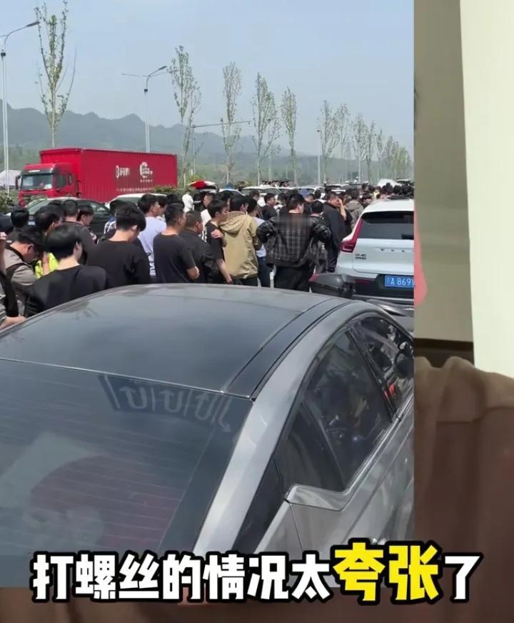 现如今，想去赛力斯问界工厂打螺丝的人太多了！这不，4月8日，一个名叫小武的重庆仔
